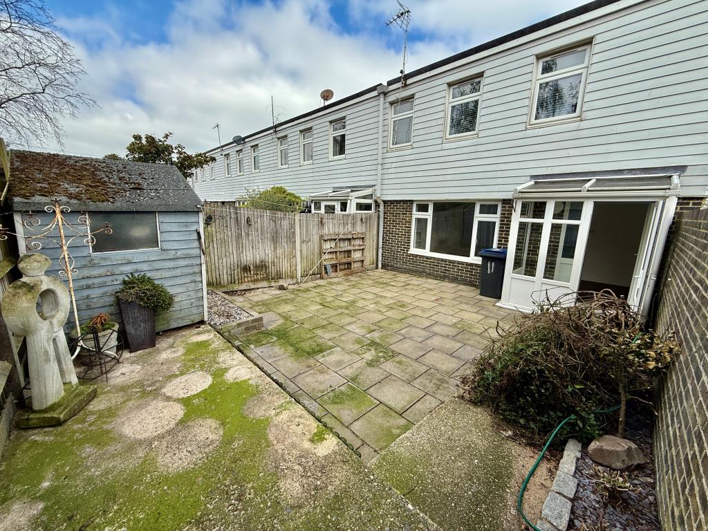 Lot: 140 - VACANT THREE-BEDROOM HOUSE - Garden to rear